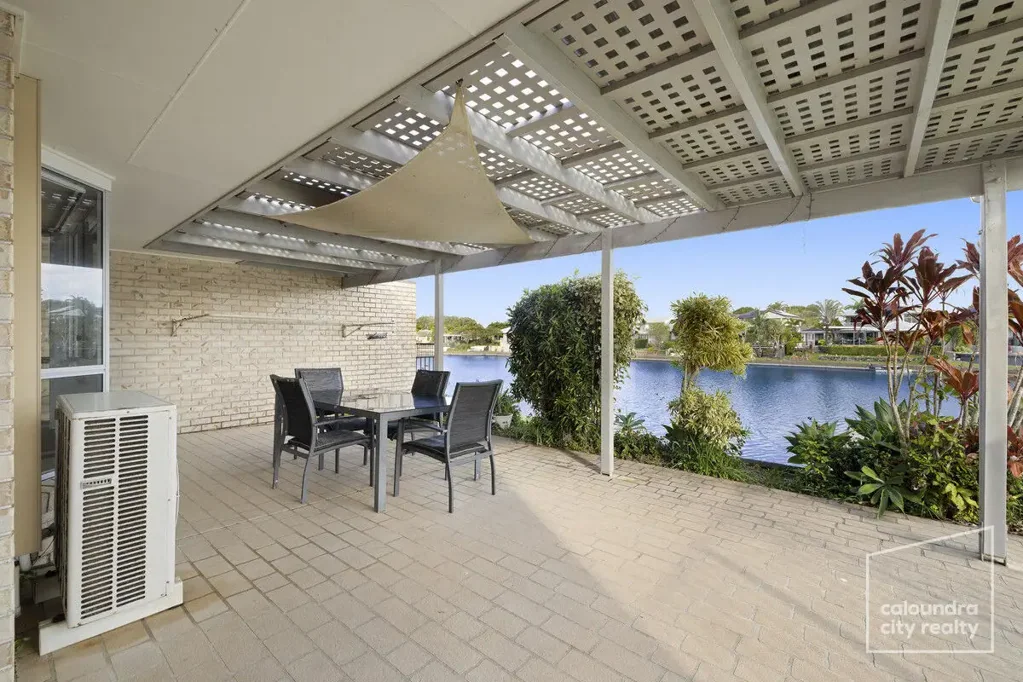 Wurtulla 3ห้องนอน Waterfront Living – Moments from the Beach!