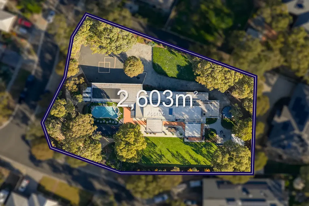 Sunbury 5Moenga Architectural Presence with Poolside Luxury