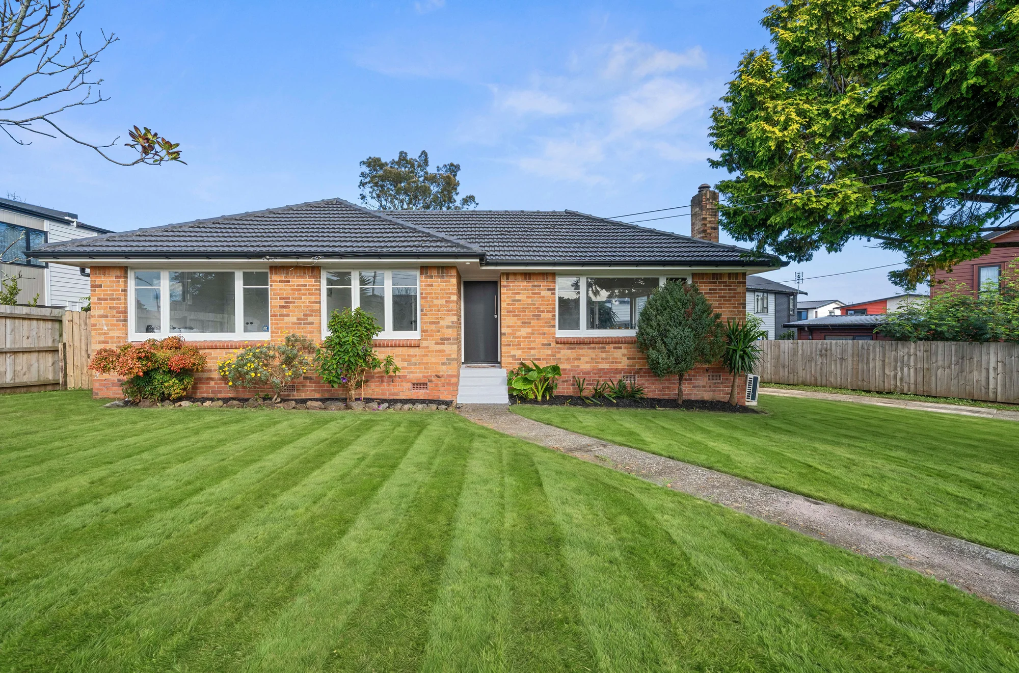 Papatoetoe 3Habitaciones Brick & Tile Beauty + Detached Garage & Loft!