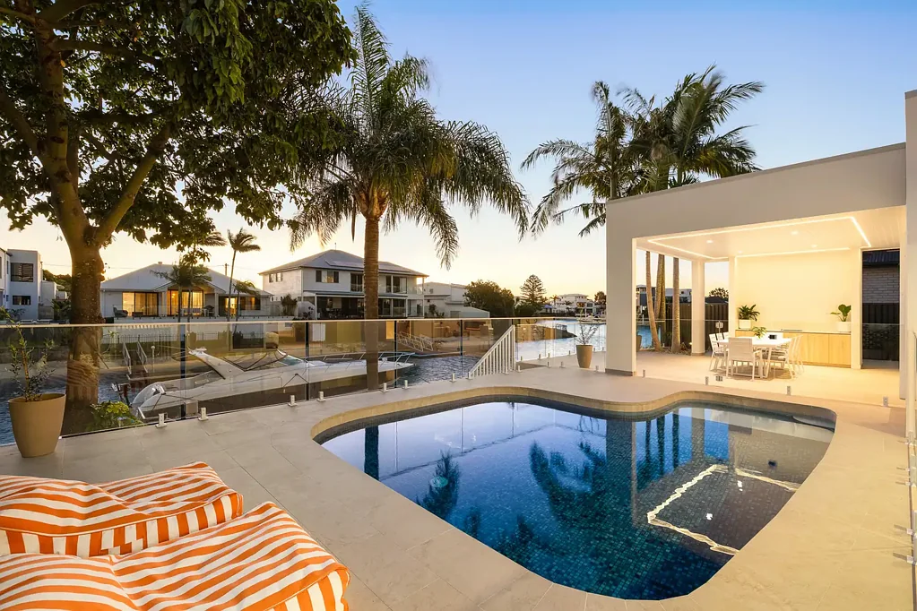 Broadbeach Waters 4 Slaapkamer Auction On Site, Thursday 27 August at 10am