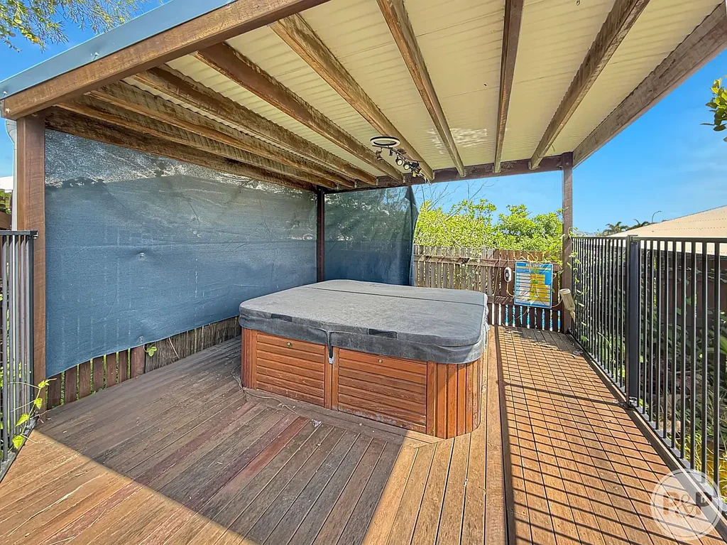 Relaxed Living with Spa Retreat in Mount Louisa