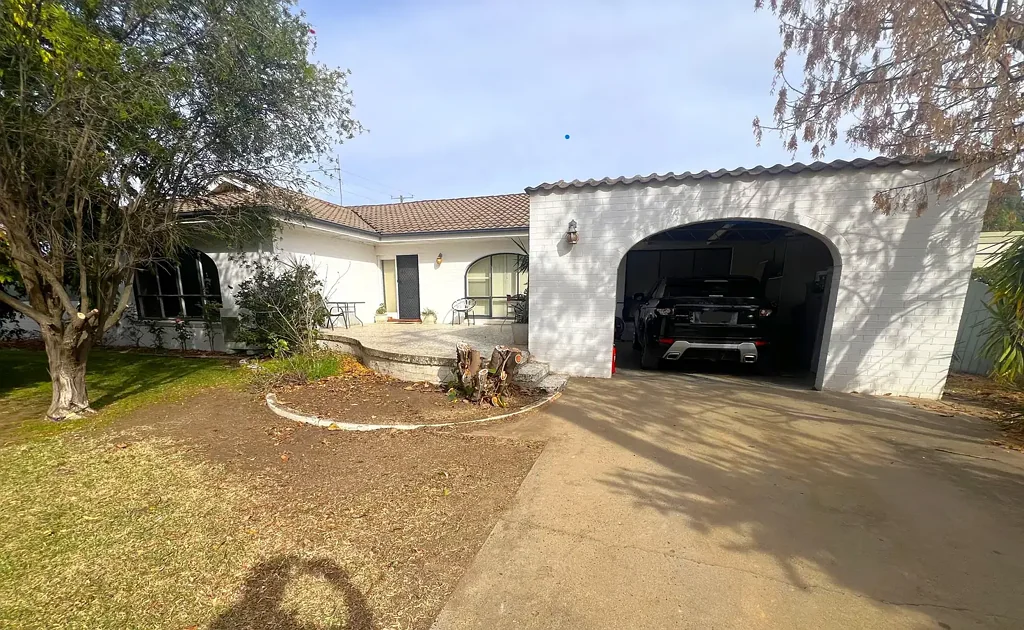 Deniliquin 4 Bedroom Four Bedroom Home with Pool!