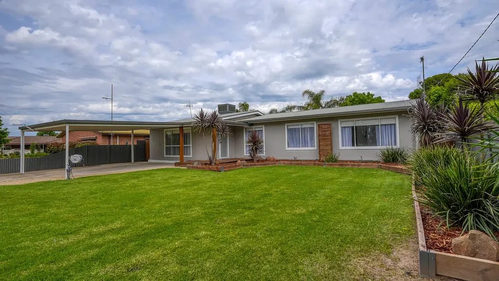 BEAUTIFUL HOME ON A LARGE BLOCK