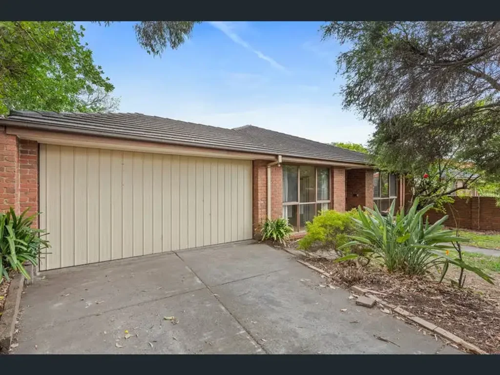 Bright & Comfortable Home in a Prime Hampton Location