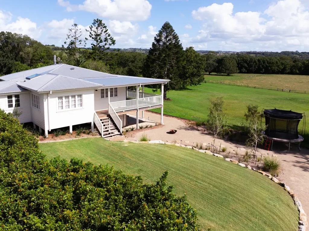 Eltham 3chambre Charming Renovated Queenslander on 1,012sqm with Sweeping Rural Views
