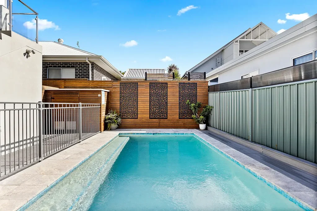 Woonona 5房 建筑师设计奢宅 独立双入口 主厨石材台面 开放式海景娱乐区 主卧套间浴室 楼下两卧公寓 地下恒温泳池 三车位独立通道 太阳能电池储能 Dual Living or Convert to a Five-Bedroom Home