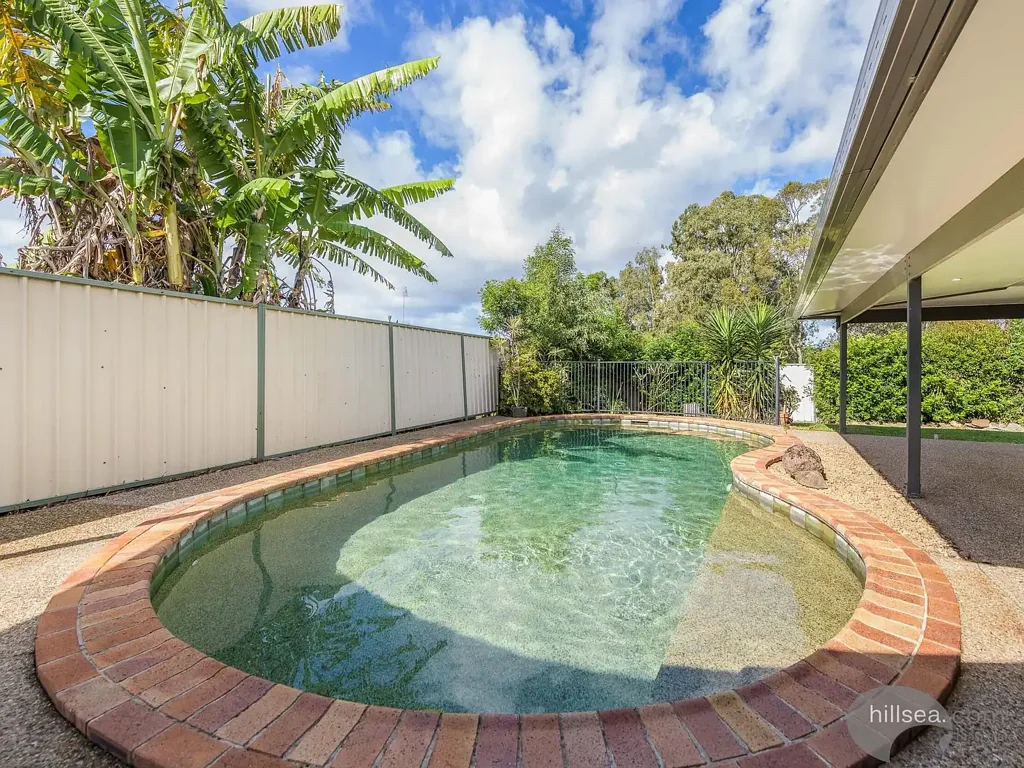 Helensvale 3ห้องนอน LOVELY FAMILY HOME WITH SEPARATE DUEL LIVING & SPARKLING POOL - appx 770m² BLOCK - ROOM FOR MULTIPLE VEHICLES - Appx 10kw SOLAR SYSTEM