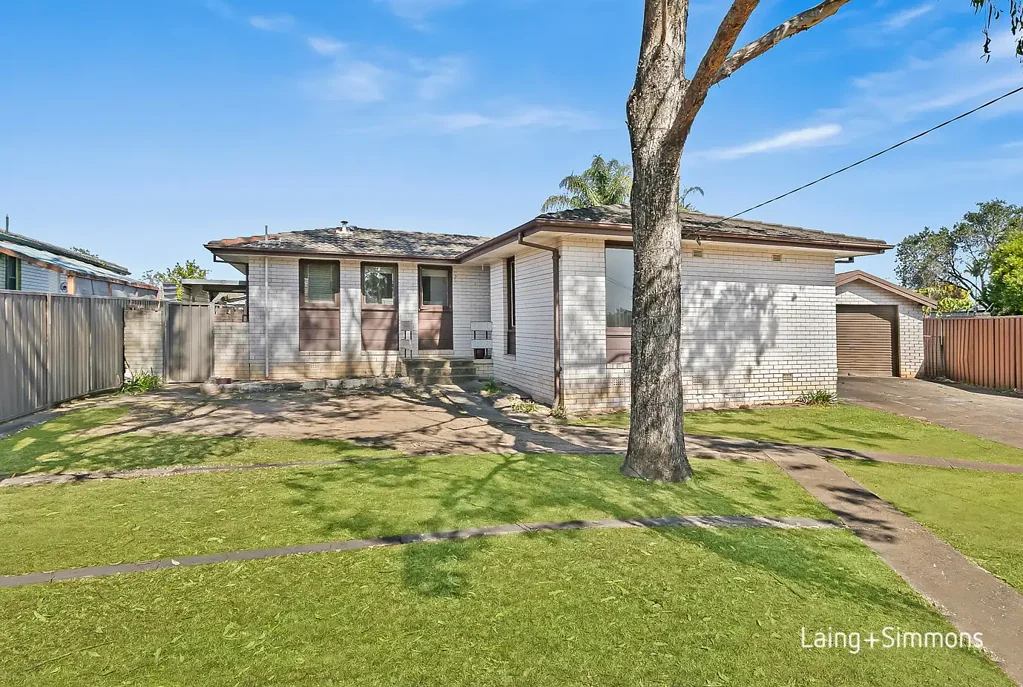 Hebersham 3Zimmer North-facing brick home holds potential on an impressive 777sqm level block