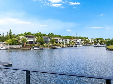 Hope Island 4房  Sophisticated Tri-Level Living in the Unbeatable Hope Island Locale!