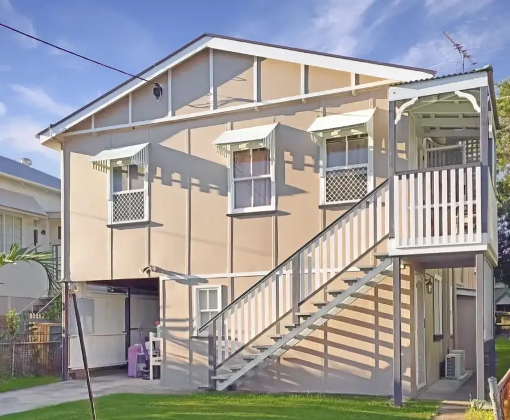 Charmin Unit in the heart of Redcliffe - Available Now!