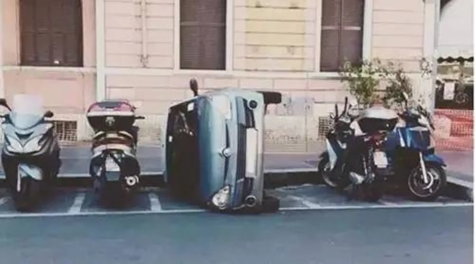 新西兰人的字典里，应该没有“好好停车”这个词...