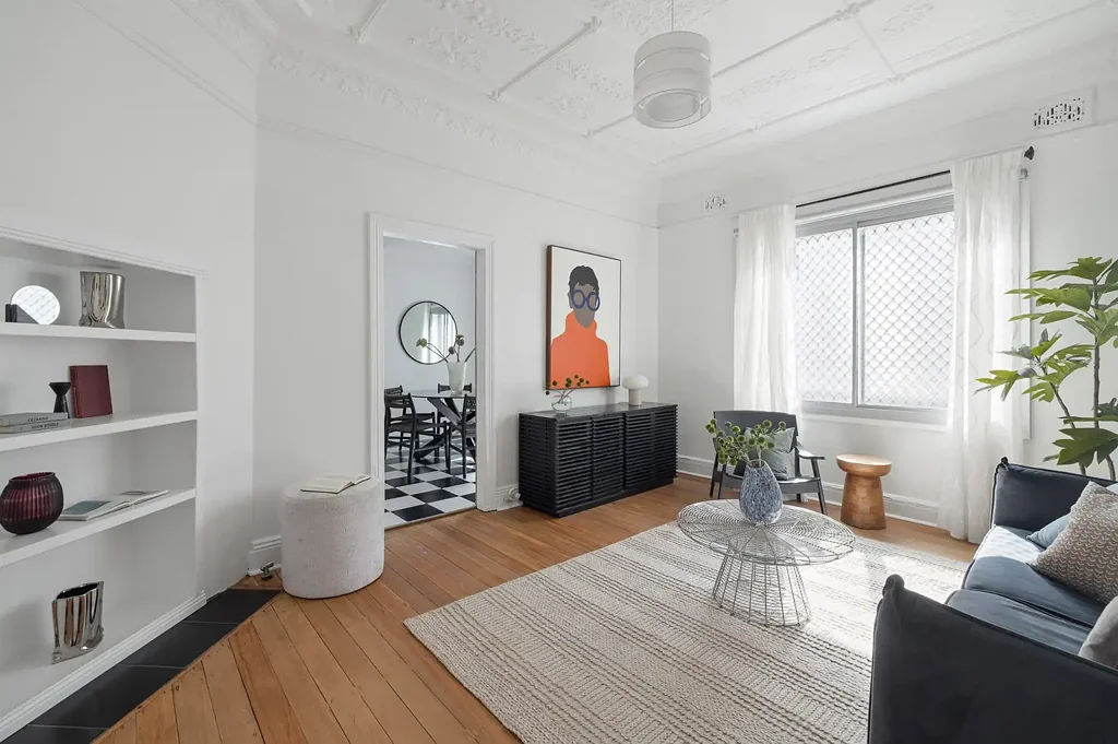 Sydenham 2房 带车库、工作间和阁楼书房的 Federation 半独立式住宅 Federation semi with garage, workshop and loft study