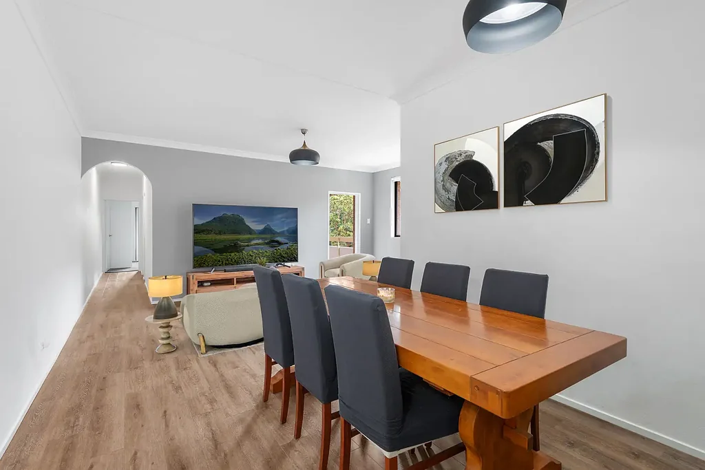 Bexley 2房 穿堂风自然光 开放式布局 时尚厨房 大理石台面 阳光阳台 明亮卧室 内部洗衣 车库便利 步行生活区 Airy and Spacious Top Floor Apartment in Superb Location