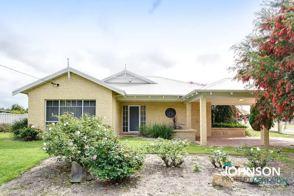 Spacious Family Home with Style and lawn monthly service included