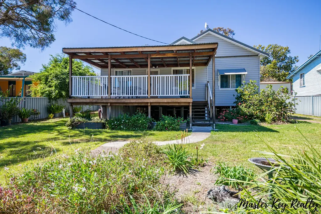 Proston Queenslander Charm with Park Views & Country Lifestyle