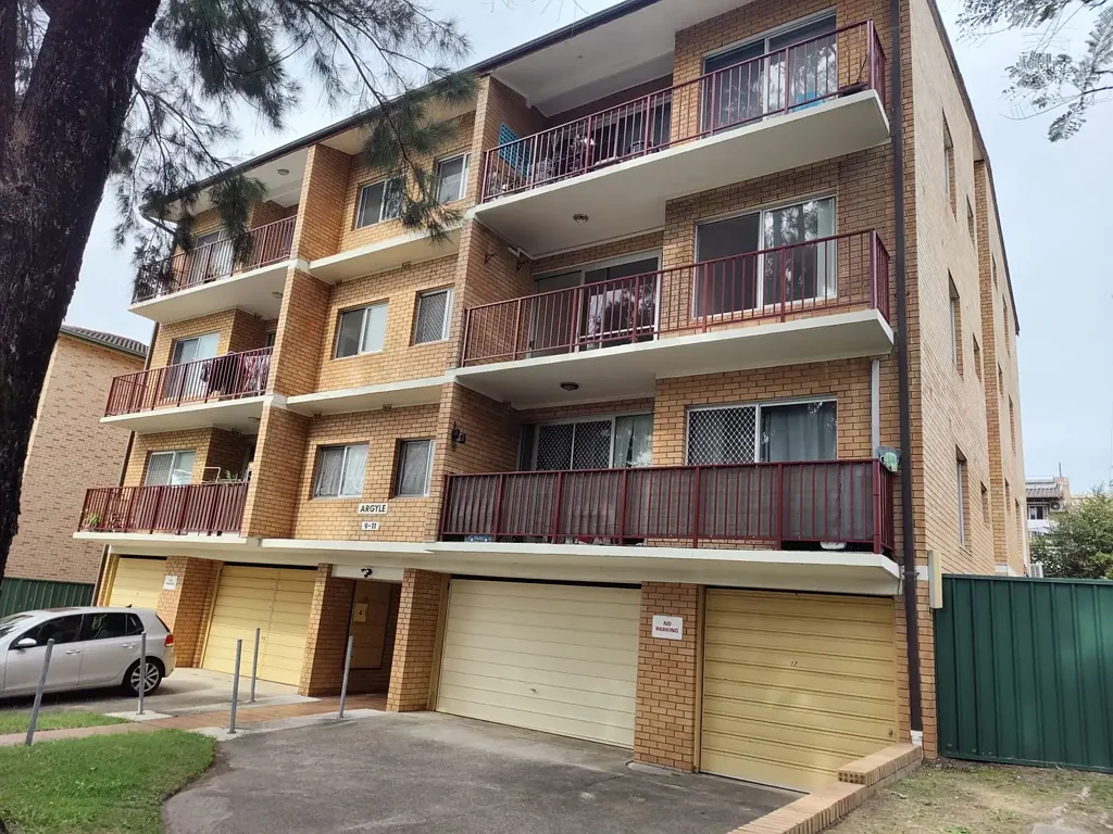 Walking distance to Carlton Train Station