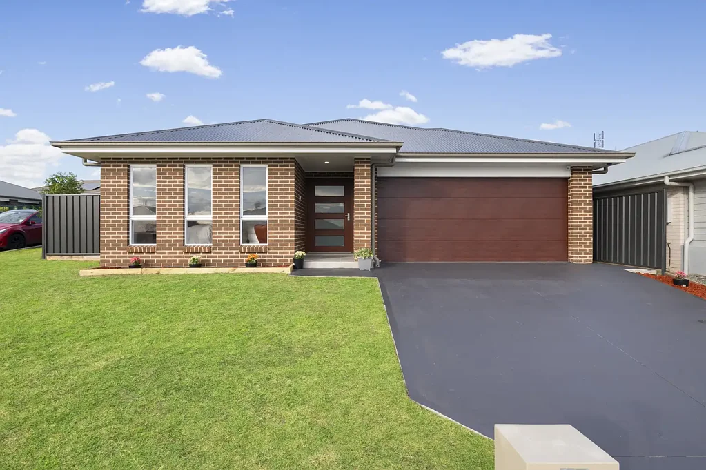 Gillieston Heights 5ਬੈੱਡਰੂਮ Embrace the Ease of a Near-New Family-Sized Build
