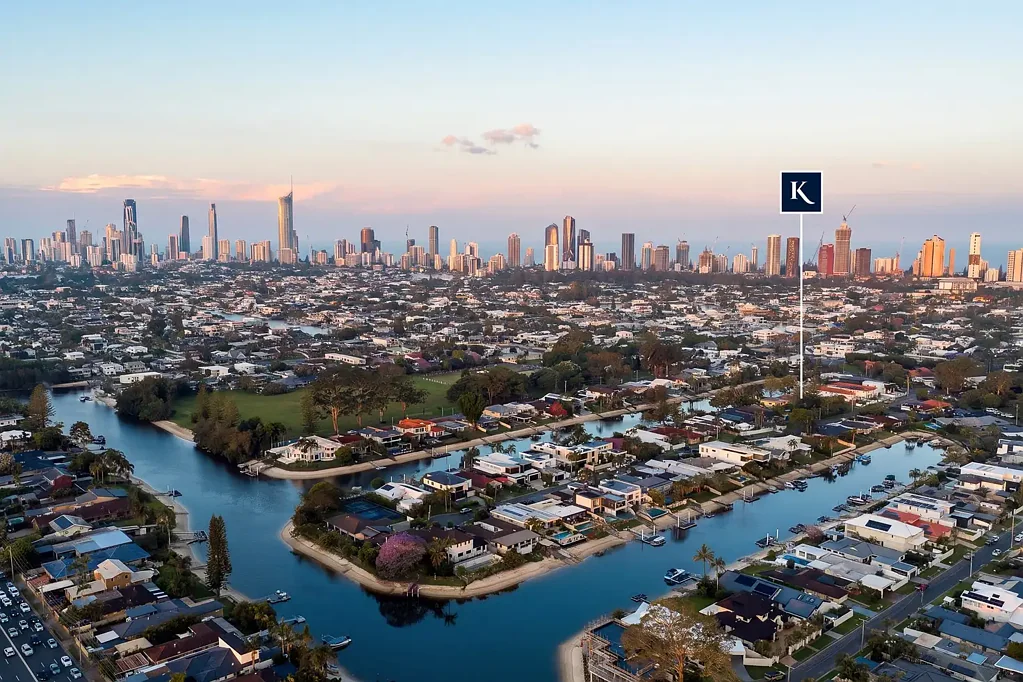 Broadbeach Waters 4Kwarto Lucrative Potential: 1169m2 Prime Waterfront Location with Sandy Beach and Lush Gardens