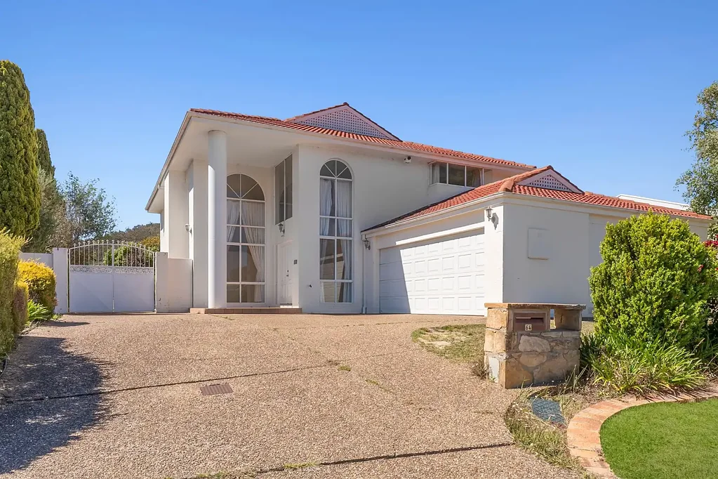 Stunning 5 Bedroom Home Located in Gleneages Estate