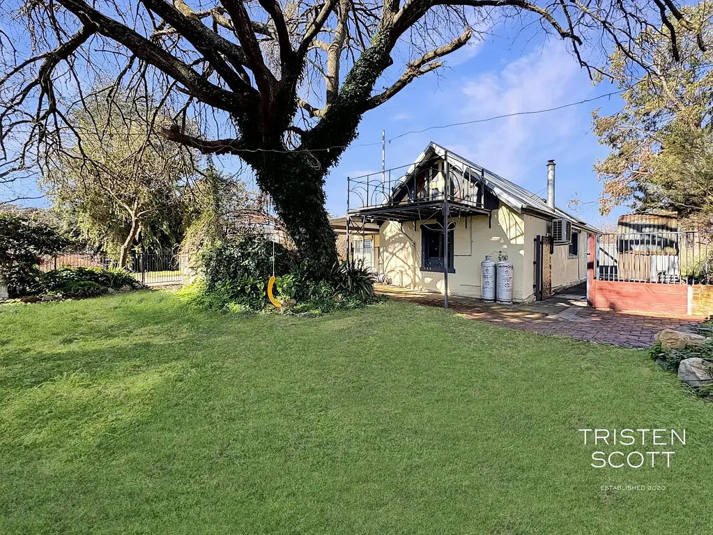 Charming Lobethal Home with Cozy Fireplace