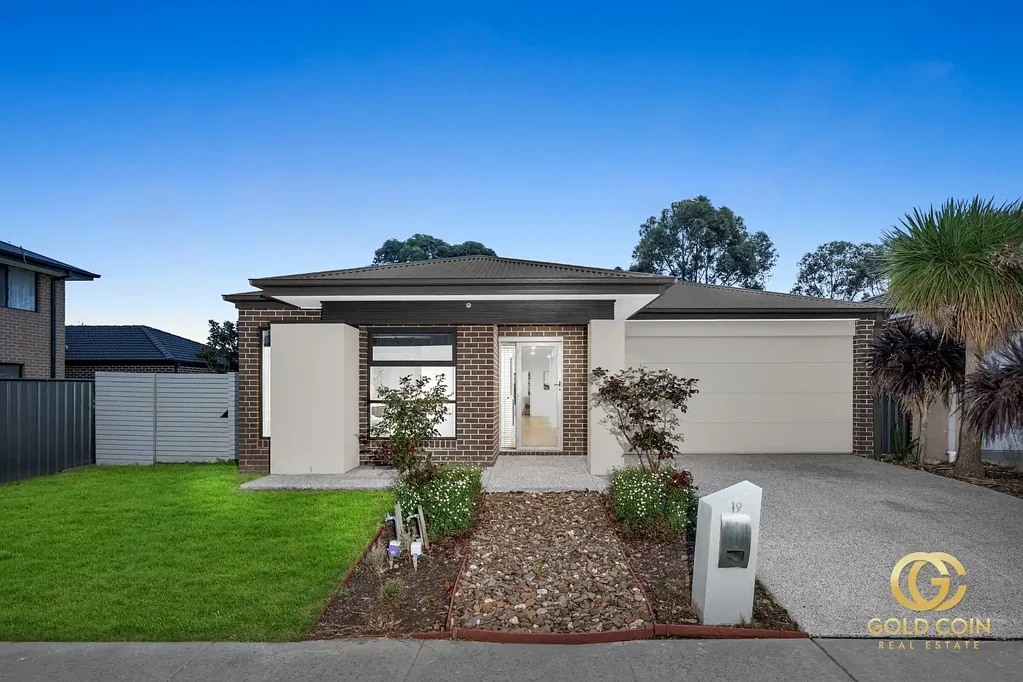 19 Fleuve Rise, Clyde North, VIC 3978