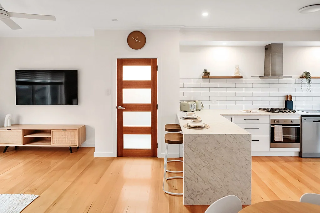 Benalla 2ห้องนอน Beautifully Presented Townhouse Near Schools, Lake Benalla & CBD - Stylish, Low-Maintenance Living in Prime Location!