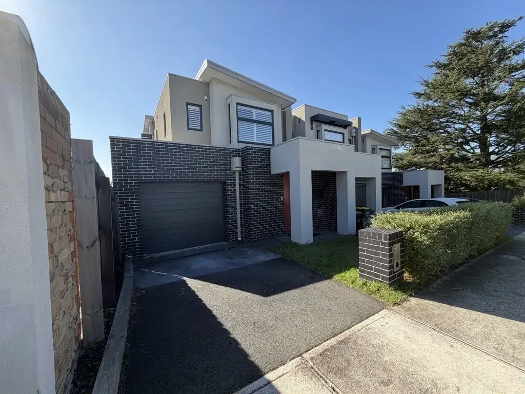 Modern & Stylish Three-Bedroom Townhouse
