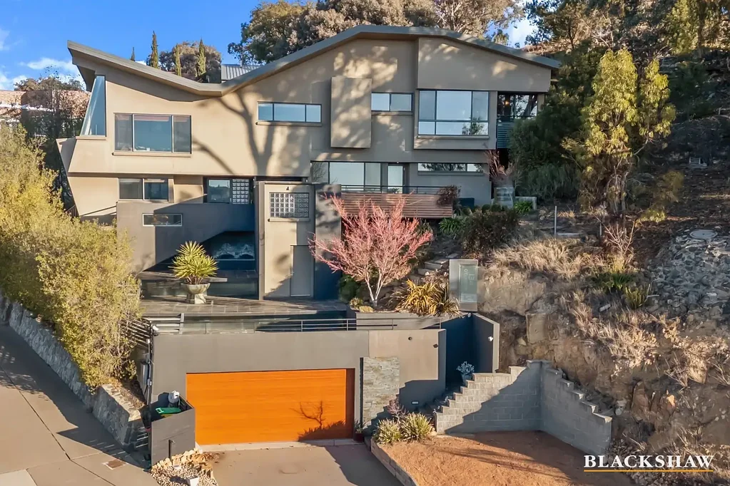 Calwell 5ห้องนอน Sensational views and ingenious design in family home with flair