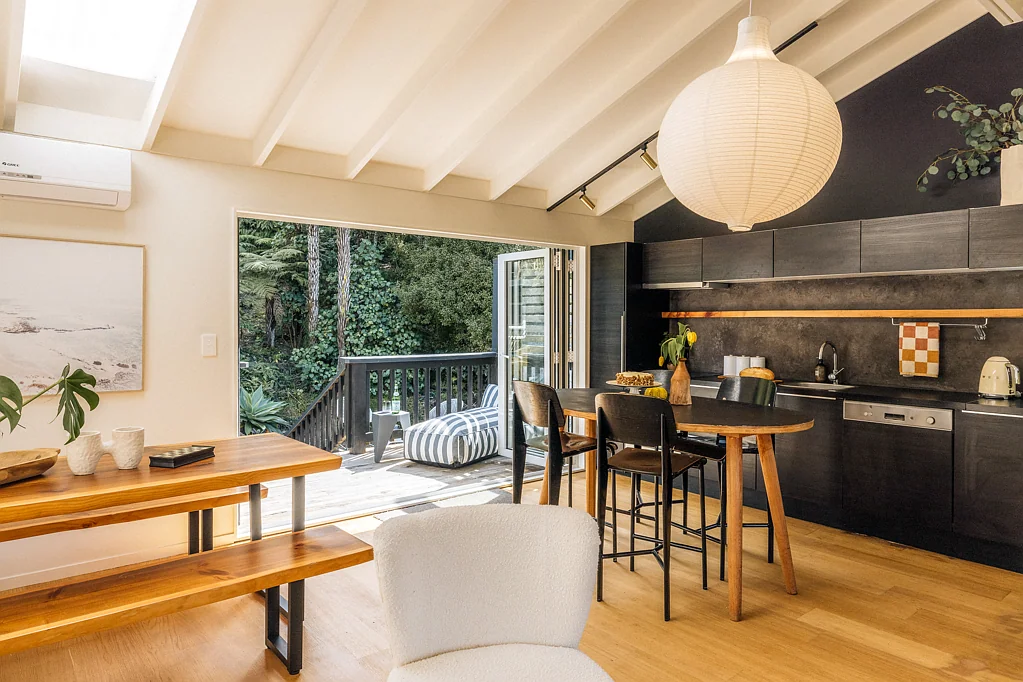 Oneroa 2房 私享宁静度假居所！1707㎡地块，鸟鸣为伴，数分钟即至渡轮码头/海滩，通勤便利！ Act fast before it's gone!