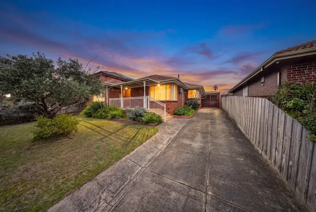 Clayton South 4Zimmer A Much Loved Family Home with Timeless Potential