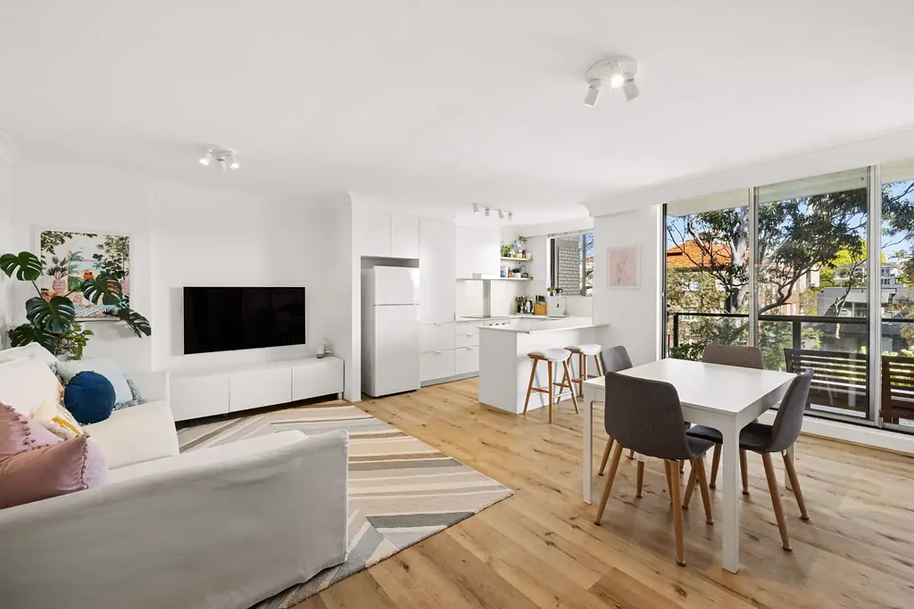 RENOVATED TWO BEDROOM APARTMENT WITH AIR CONDITIONING, FLOORBOARDS & PARKING.