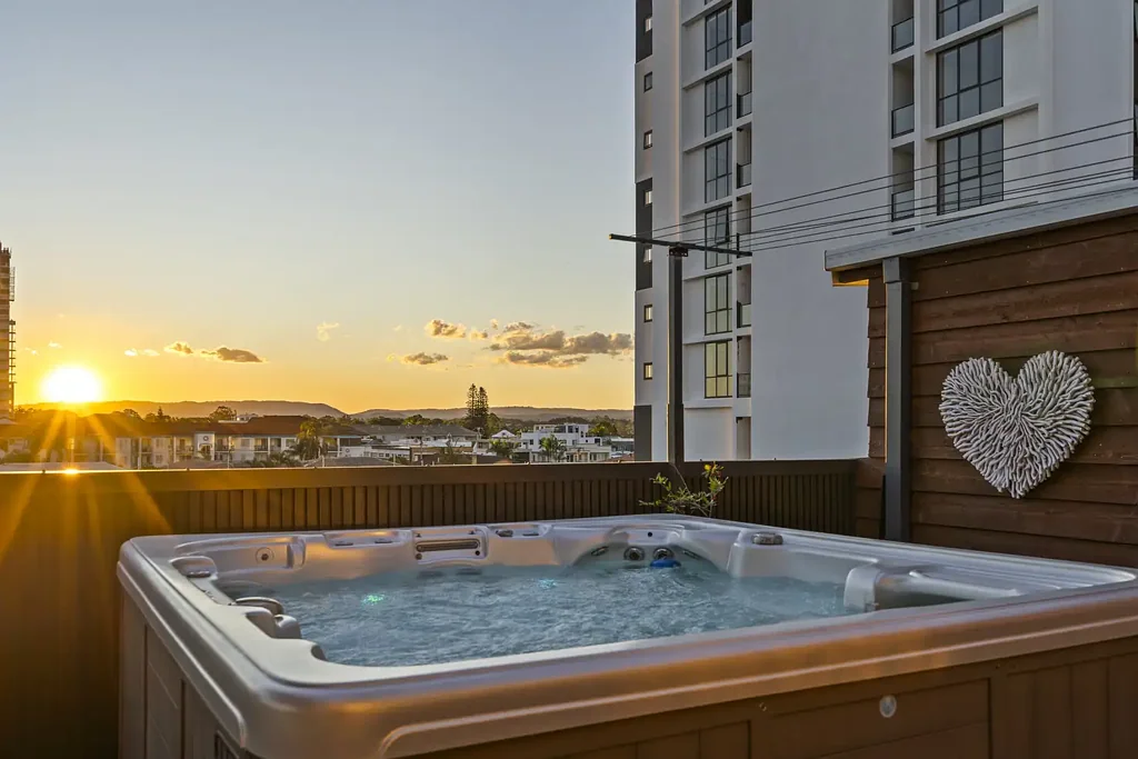 Surfers Paradise 3房  Multi-floor Entertainers Penthouse; 1 of 1. Chevrons Finest.