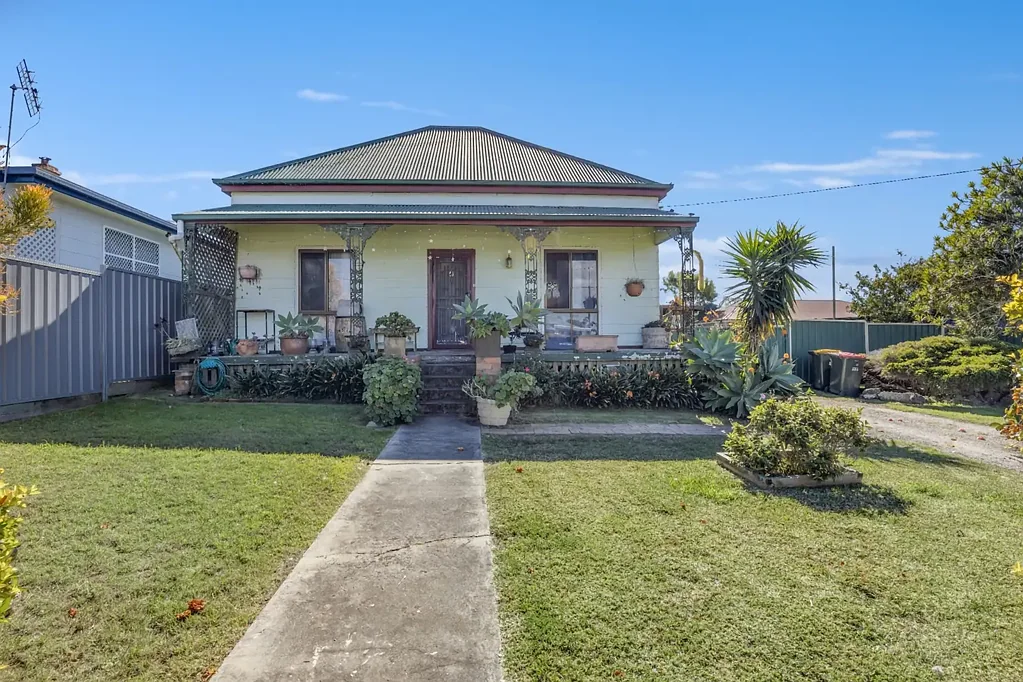 West Kempsey 3Zimmer Big Block, Great Location & Plenty of Potential!