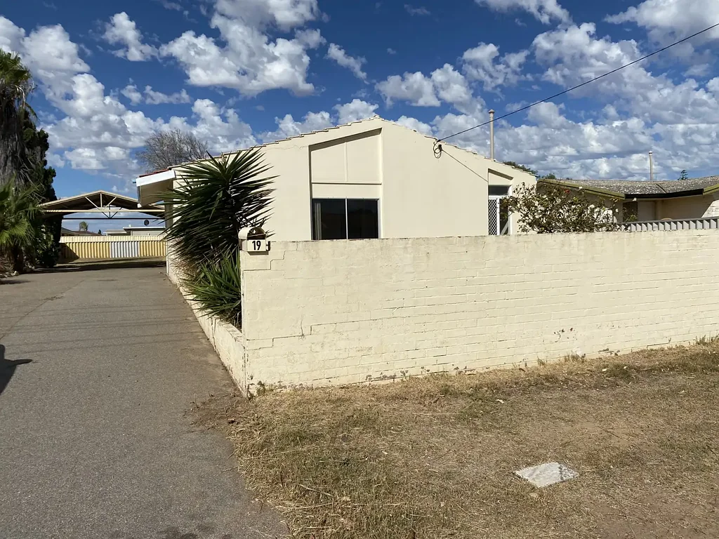 3 x 1 House with 1 x 1 Granny Flat 6 Month lease only