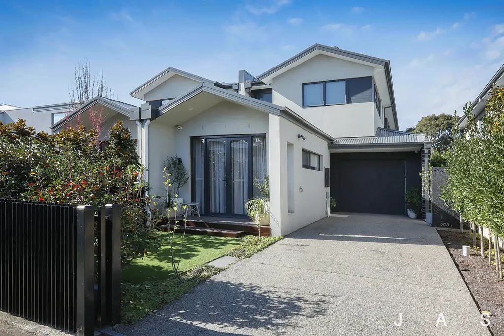 Grand Family Entertainer with Room for Everyone – Luxury Living in the Heart of Newport