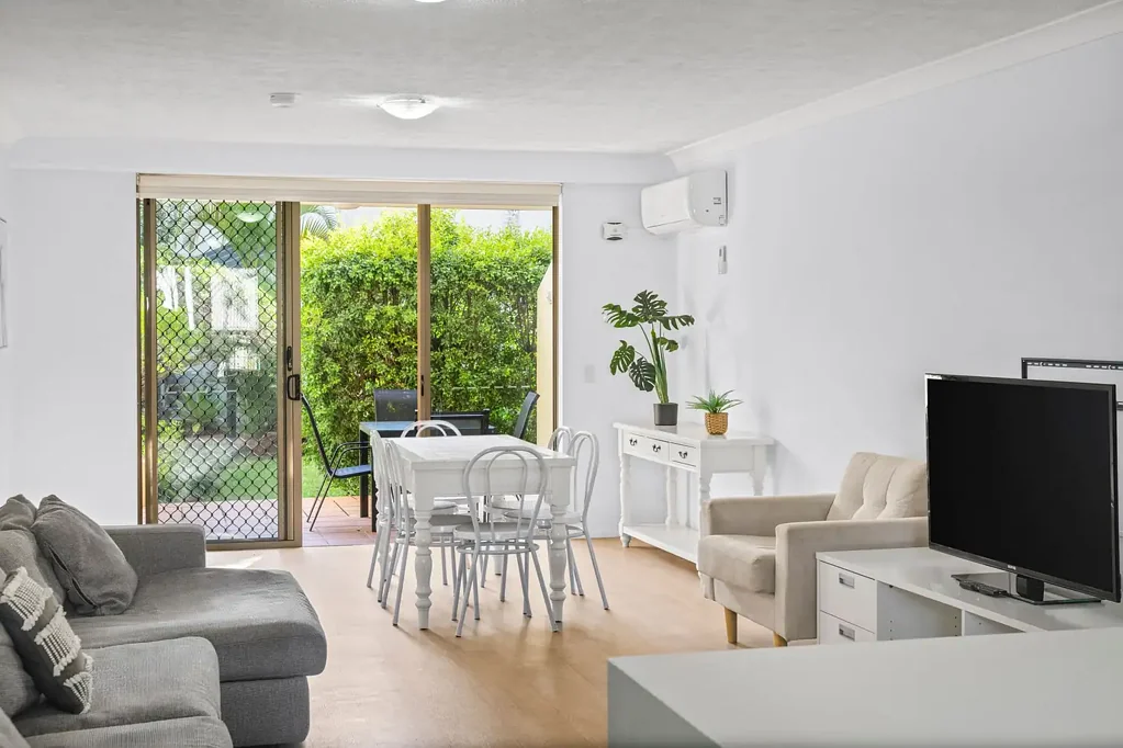 Mermaid Beach 2બેડરૂમ Ground Floor 2-Bedroom Apartment with Stunning Pool Views