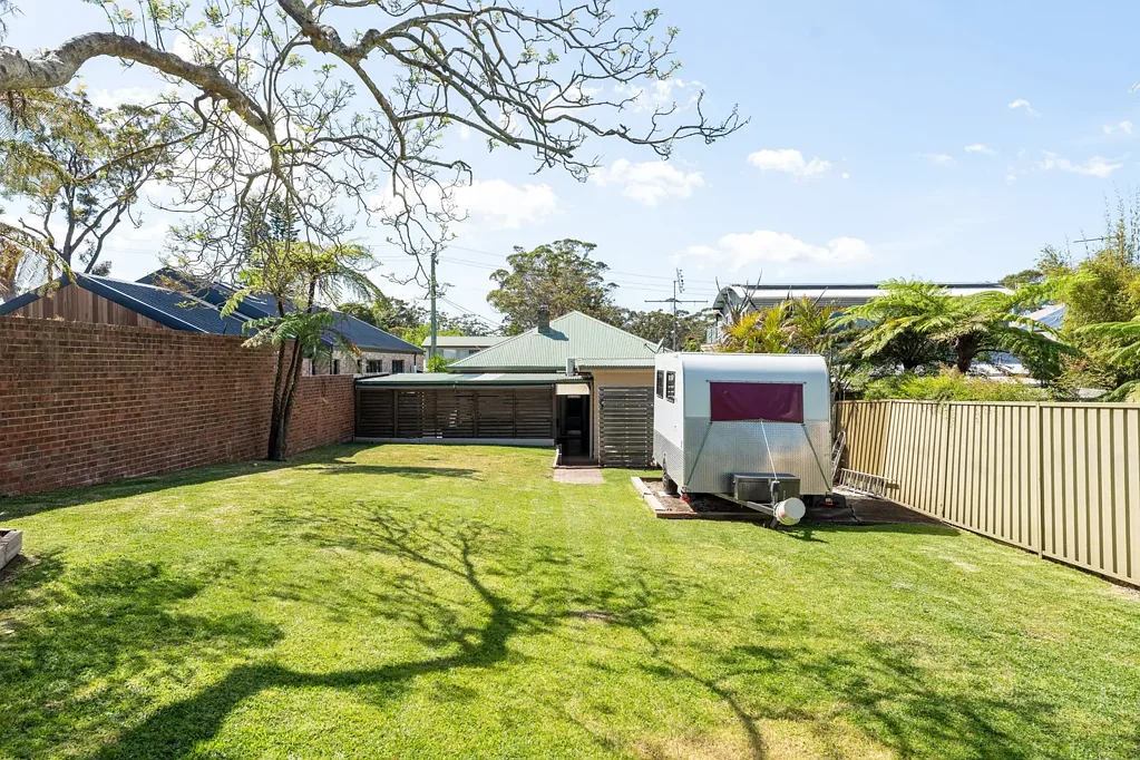 Stanwell Tops 4房 旧世界魅力 现代更新 四卧温馨 海景户外 多功能空间 低维护花园 家长理想选。 Welcoming Family Home with Rear Lane Access