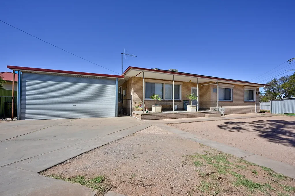 Port Augusta 4 Slaapkamer Family home on corner allotment