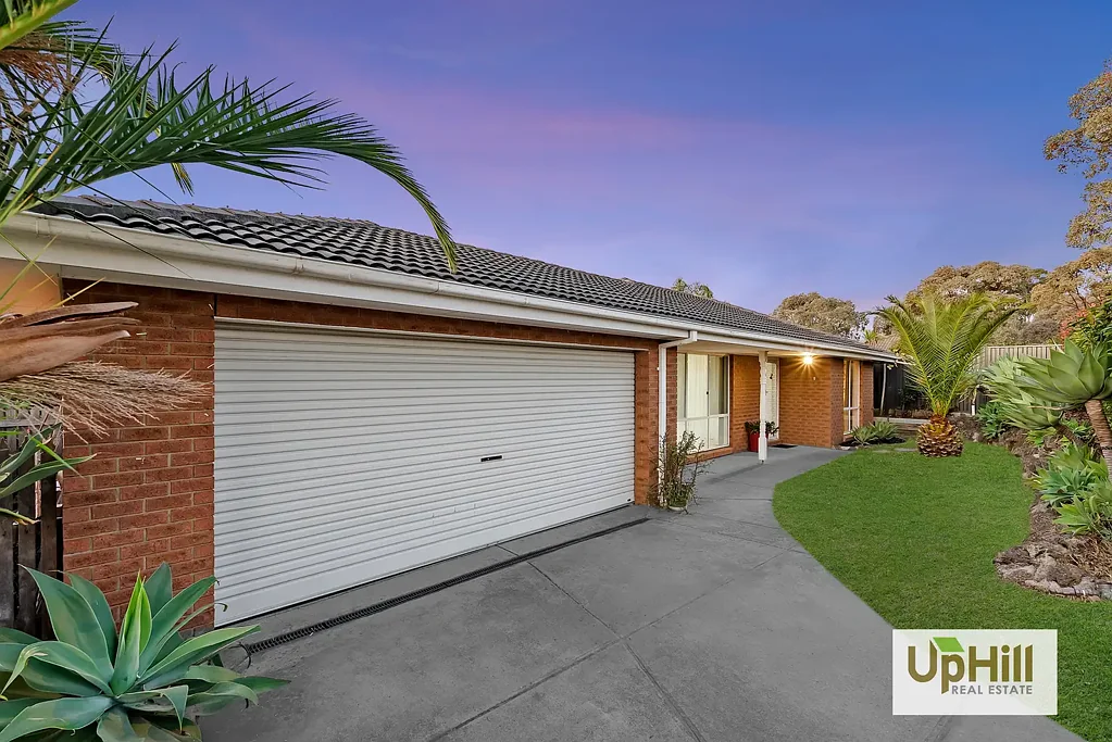 Carrum Downs 4침실 A Family Entertainer With Room to Move – Dual Garages, Workshop, Cellar & Solar!