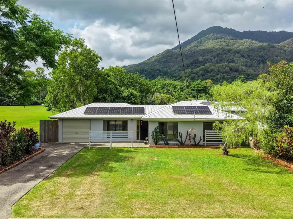 Caravonica 3Zimmer Stunning Fully Renovated Home on extra large 800m2 block with Mountain Views