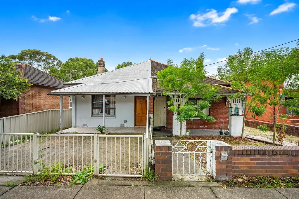 Auburn 5બેડરૂમ EXCEPTIONAL OPPORTUNITY – SIDE-BY-SIDE PROPERTIES ON A MASSIVE 923.1SQM BLOCK – ZONED R4!