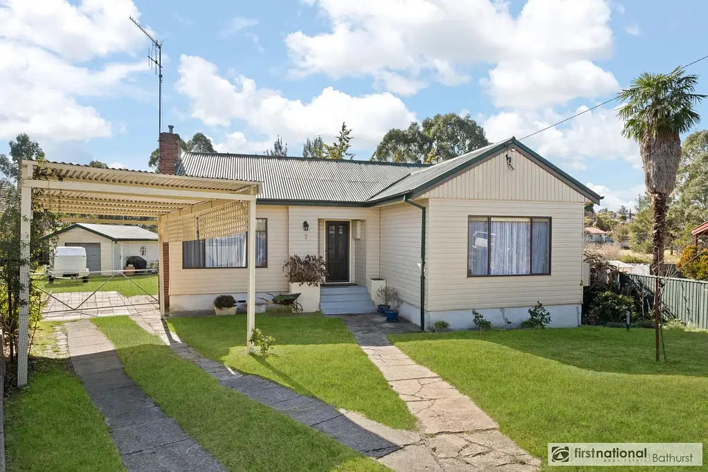 West Bathurst 3Zimmer Updated Home, Reserve Outlook & Room to Move