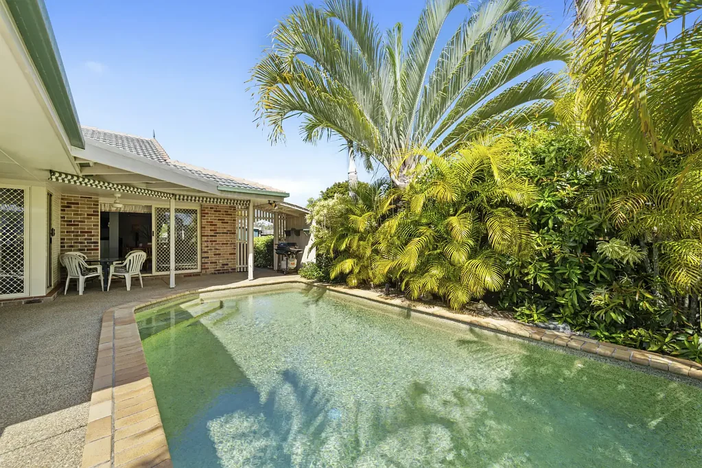 Parkwood 4બેડરૂમ MOTIVATED SELLERS | COMMITTED ELSEWHERE – SUBSTANTIAL FAMILY HOME ON PARKWOOD'S GOLDEN MILE