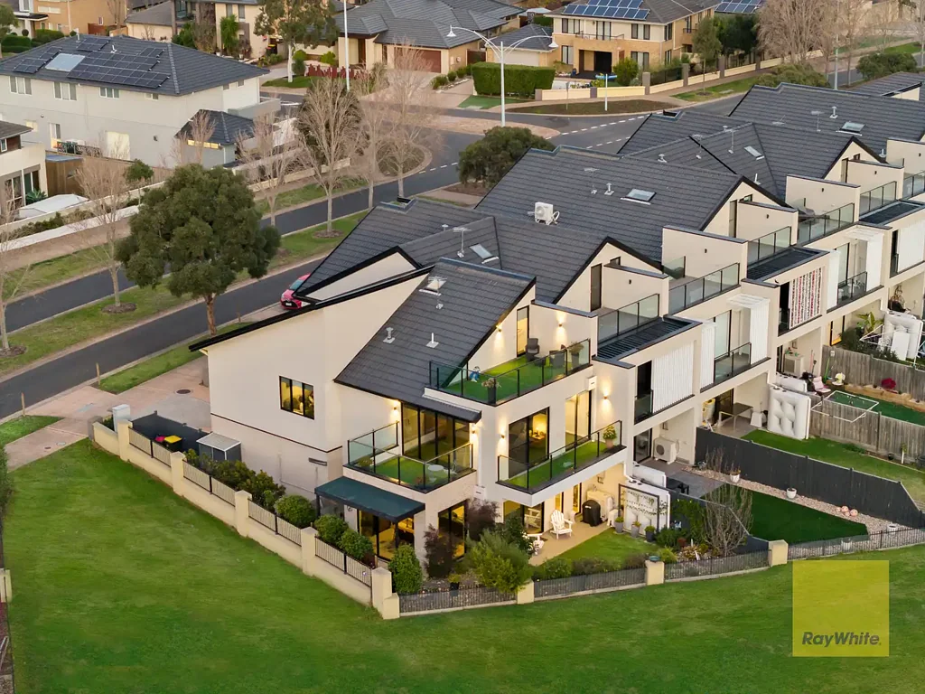 Point Cook 4બેડરૂમ Golf Course Views | Nearly New | Designer Living with 3 Balconies + Terrace