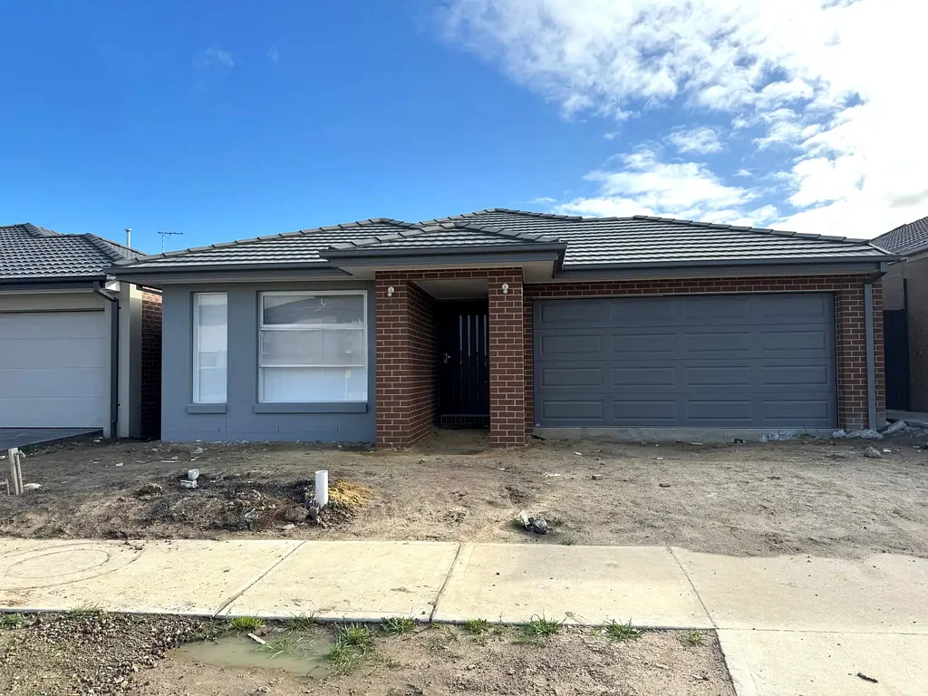 Stylish and Spacious Family Home in Clyde North!!