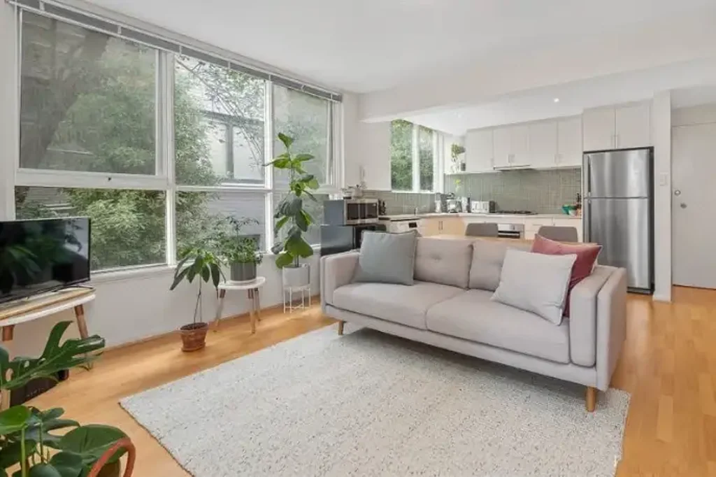 BOUTIQUE AND BRIGHT 1-BEDROOM APARTMENT OPPOSITE CLARKE RESERVE