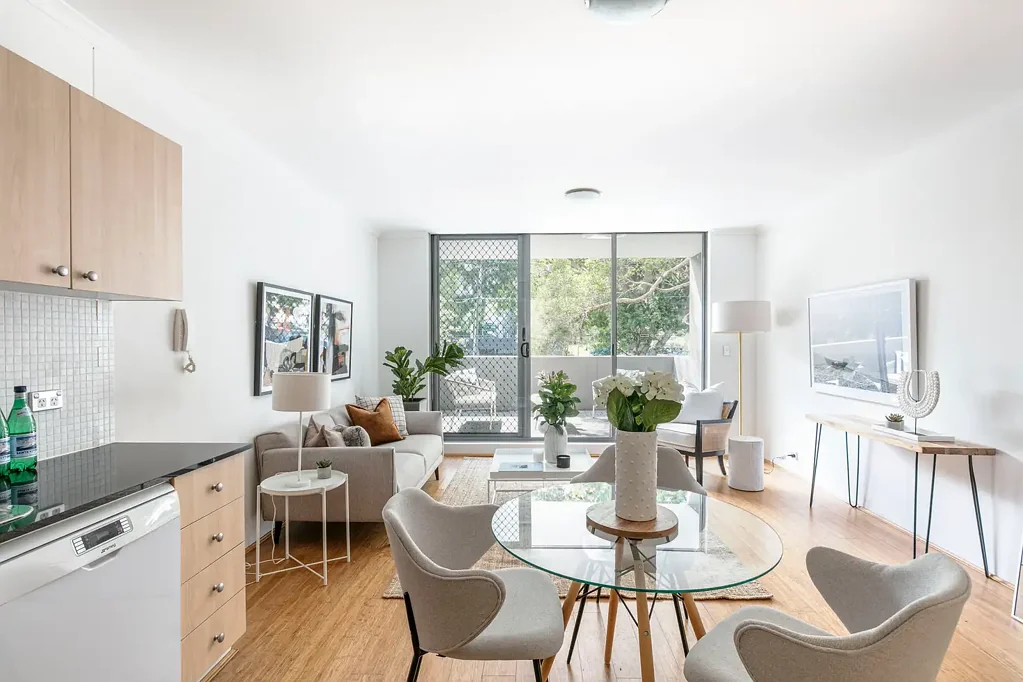 Indoor-outdoor apartment, balconies on 2 sides