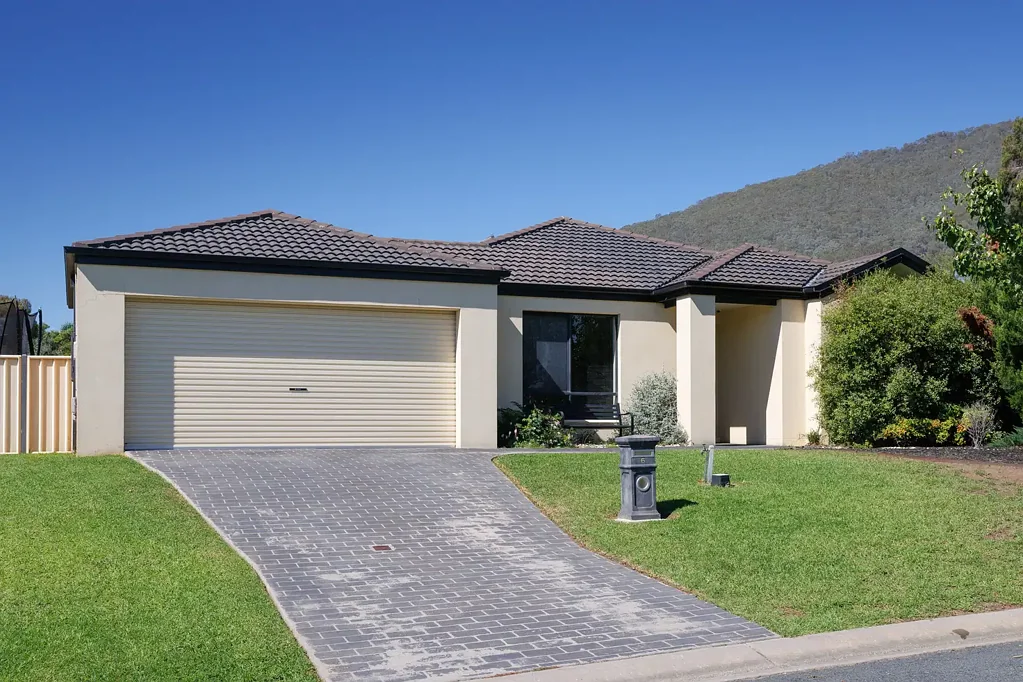 Tallangatta 4房  TALLANGATTA – Indoor/Outdoor Oasis with Lake Views