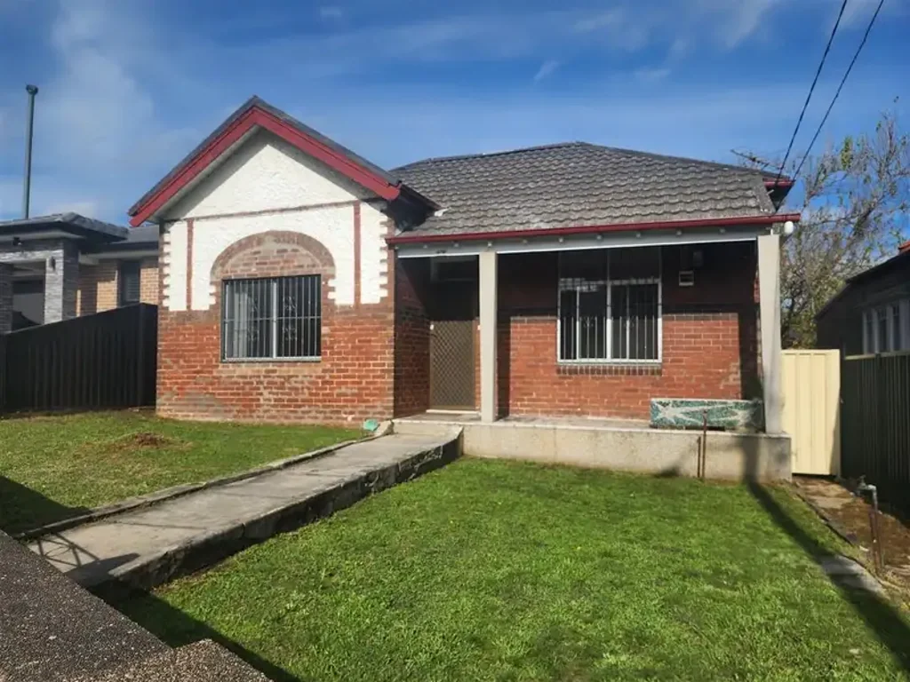 SPACIOUS 3 BEDROOM FAMILY HOUSE