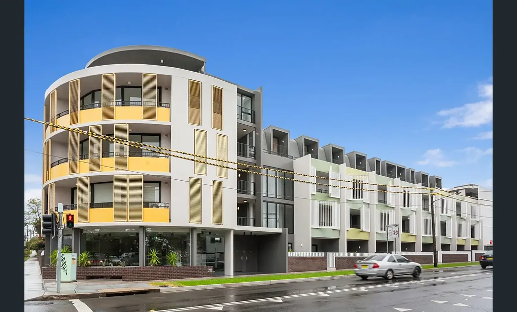 LARGE ONE BEDROOM + STUDY NOOK, DUAL COURTYARD APARTMENT